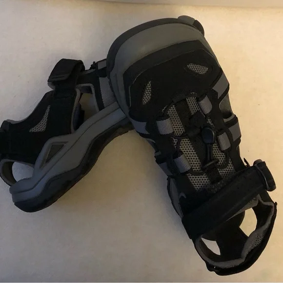 Teva Men's Black and Gray Sandals New with out box Size 10,5 - Picture 12 of 15